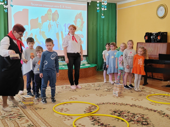 Герои в красных галстуках Герои в красных галстуках.